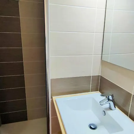 Deux-pieces Renove Face A La Avec Parking - Fr-1-696-125 Apartman *
